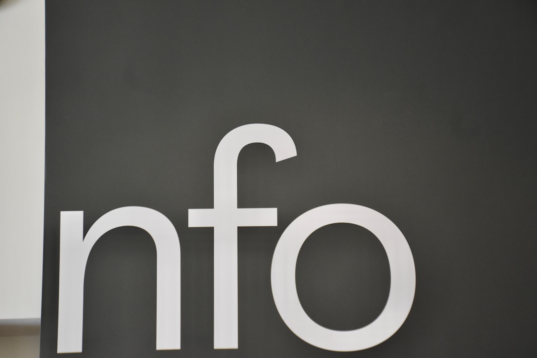 노이즈캔슬링 이어폰, 장시간 착용했을 때 진짜 문제는 소음 감소가 아니었다 White letters nfo on dark gray background